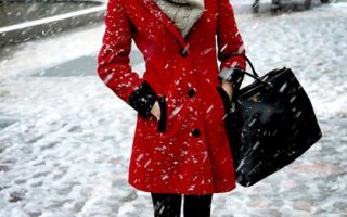 quel foulard avec un manteau rouge