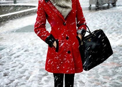 quel foulard avec un manteau rouge