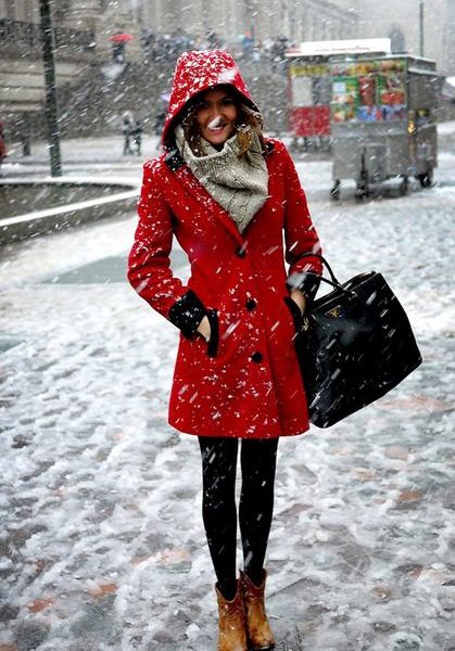 quel foulard avec un manteau rouge